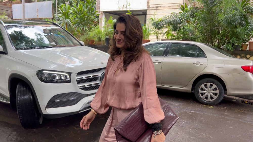 raveena-tandon-was-snapped-at-a-dubbing-studio-in-bandra